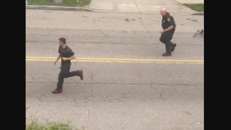 Viral η αποτυχημένη καταδίωξη ποδηλάτη από αστυνομικό στο Σινσινάτι: «Δώστε του σύνταξη τώρα» γράφουν για το βίντεο με τα πάνω από 10 εκατ. views