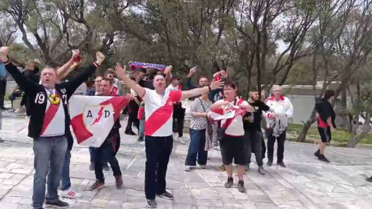 Οπαδοί της Ράγιο Βαγιεκάνο έστησαν... πάρτι κάτω από την Ακρόπολη πριν το ματς με την ΑΕΚ, δείτε βίντεο 