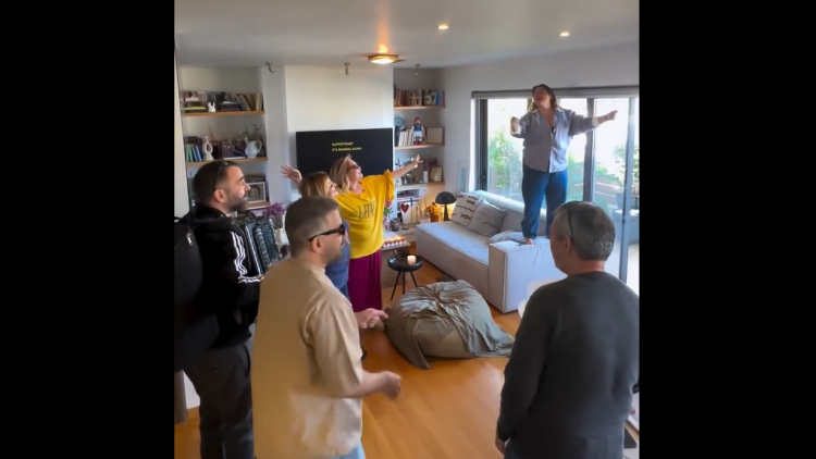 Χρήστος Χατζηπαναγιώτης: Η «συναυλία» από Βίκυ Σταυροπούλου, Μαρία Καβογιάννη και Δανάη Μπάρκα για τα γενέθλιά του, τραγούδησαν και Μπέμπα Μπλανς, δείτε βίντεο