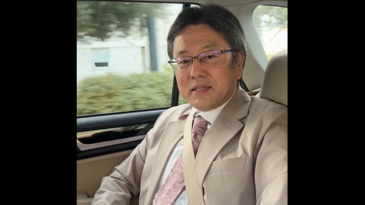 Ιάπωνας διπλωμάτης μιλάει στα ελληνικά για τα άνθη της κερασιάς και τον Νίκο Καζαντζάκη: «Είδε βαθιά μέσα στις καρδιές μας»