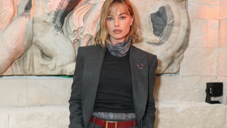 Η Mάργκοτ Ρόμπι στη Milan Design Week με ένα πολυεπίπεδο γκρίζο σύνολο του οίκου Armani
