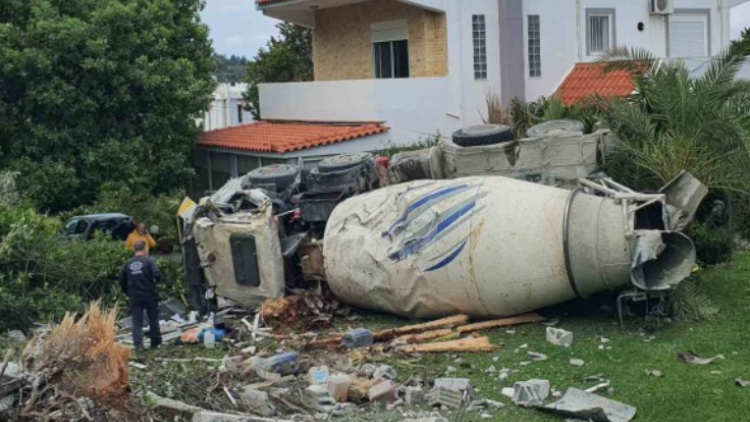 Μπετονιέρα κατέληξε σε αυλή σπιτιού στη Ρόδο, δείτε φωτογραφία