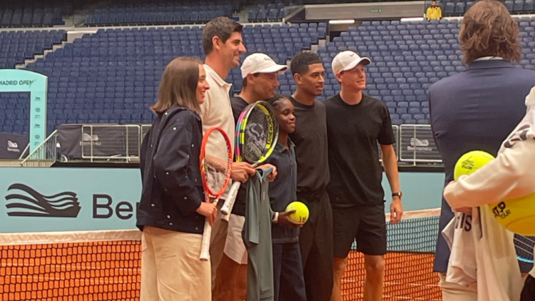 Ναδάλ, Κουρτουά έπαιξαν διπλό στο τένις στο Μπερναμπέου με τους Σίνερ, Μπέλιγχαμ και με... διαιτητή τον Φλορεντίνο Πέρεθ, βίντεο 