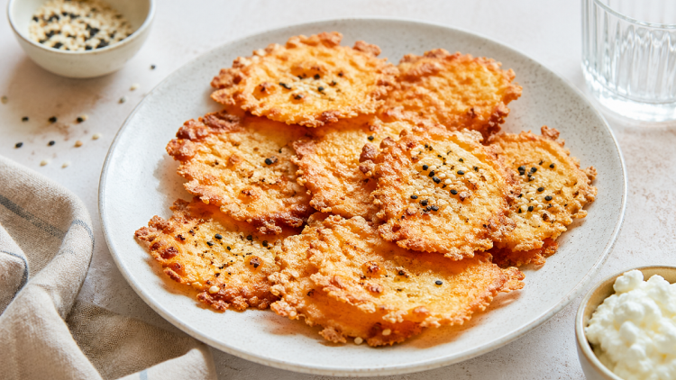 Τα πρωτεϊνικά και keto, τυρένια chips με ένα μόνο υλικό – Η viral συνταγή