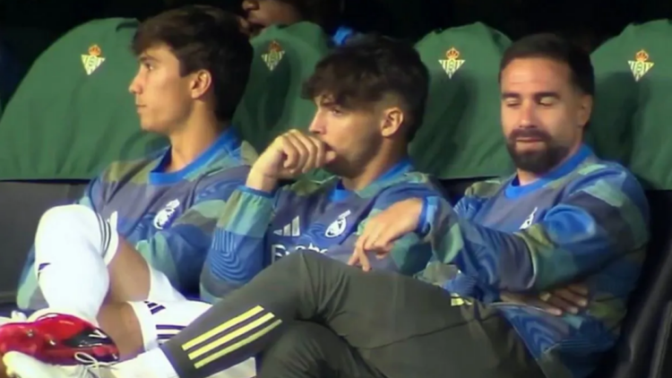 Μια ωραία ατμόσφαιρα στη Ρεάλ: Ο Καρβαχάλ σχολίαζε στον πάγκο την αργή επιστροφή του Άρνολντ στην άμυνα, βίντεο 