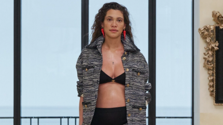 Η Kaya Wilkins στον έκτο μήνα της εγκυμοσύνης της περπάτησε στην πασαρέλα της Chanel
