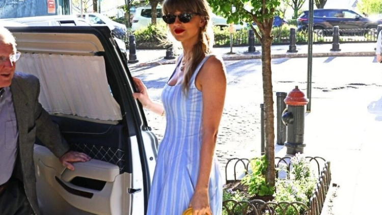 H Tέιλορ Σουίφτ συμπλήρωσε το γαλάζιο φόρεμά της με μια κίτρινη Lady Dior τσάντα
