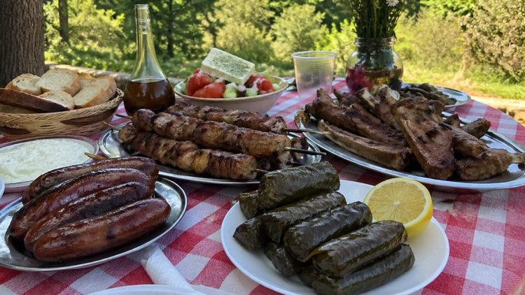 Πρωτομαγιά: Οι γεύσεις και τα αρώματα της άνοιξης στο ελληνικό τραπέζι
