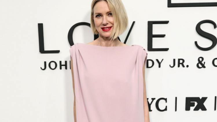 H Nαόμι Γουότς συνδύασε το ροζ Balenciaga φόρεμά της με πορτοκαλί γόβες
