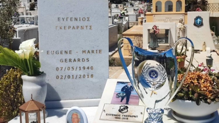 Συγκίνηση στην Κρήτη: Στον τάφο του Ευγένιου Γκέραρντ η κούπα του Κυπέλλου Ελλάδας που κατέκτησε ο ΟΦΗ