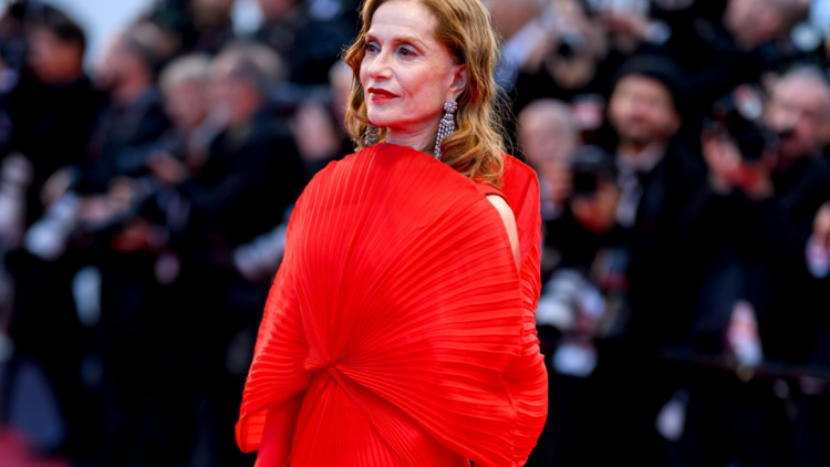 Η Ιζαμπέλ Υπέρ επέλεξε Gucci για την πρεμιέρα του Histoires Parallèles στο φεστιβάλ Καννών
