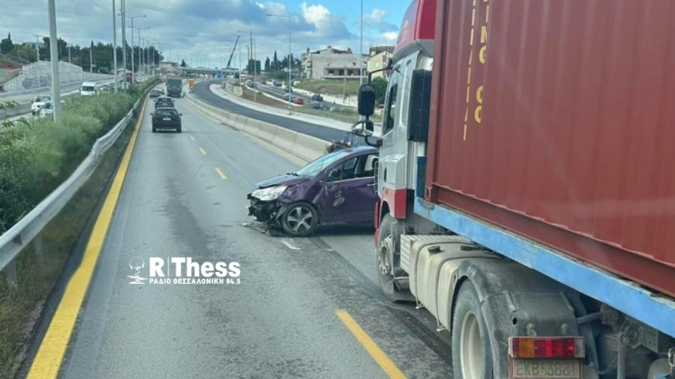Φορτηγό συγκρούστηκε με αυτοκίνητο στον Περιφερειακό Θεσσαλονίκης, δείτε βίντεο