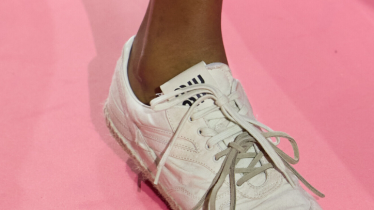 Τα ωραιότερα λευκά sneakers για να φορέσετε με τα φορέματα του καλοκαιριού
