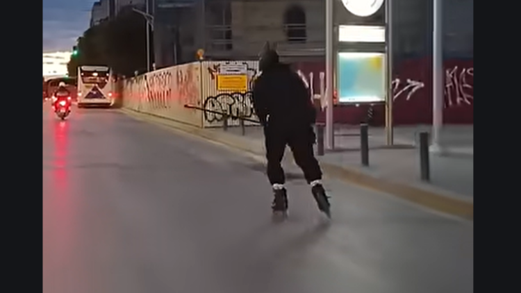 Μπάτμαν με ρόλερς κάνει βόλτες στη Θεσσαλονίκη, δείτε βίντεο