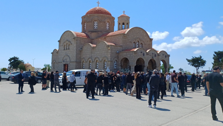 Θρήνος στην κηδεία της μητέρας και της κόρης που σκοτώθηκαν στο τροχαίο στη Ρόδο: «Γιατί τόσο άδικα;» λέει φίλη τους