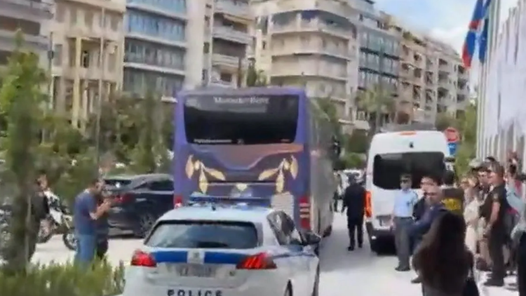Η αναχώρηση της αποστολής του Ολυμπιακού από το ξενοδοχείο για το T-Center, βίντεο 