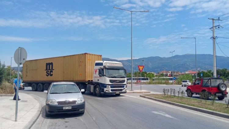 Νταλίκα παρέσυρε πεζή στον Βόλο, τραυματίστηκε σοβαρά στο κεφάλι