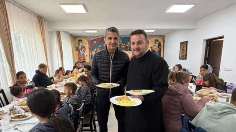 Συγκίνησε ο Λουτσέσκου: Πρόσφερε πάνω από 100 μερίδες φαγητού σε κοινότητα στη Ρουμανία στη μνήμη του πατέρα του