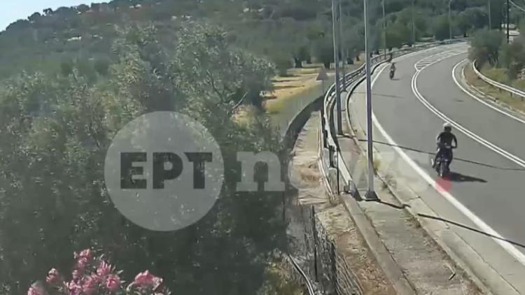 Θρήνος στη Μυτιλήνη για τον 16χρονο και τον 18χρονο που σκοτώθηκαν σε τροχαίο, η στιγμή που η μηχανή τους χτύπησε σε κράσπεδο και κολώνα