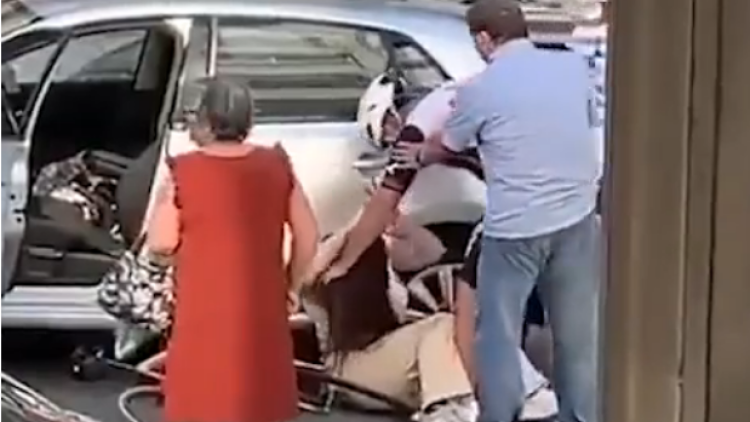 Σκληρό βίντεο: Ποδηλάτης στην Πορτογαλία άρπαξε οδηγό από τον λαιμό και τη γρονθοκόπησε στη μέση του δρόμου