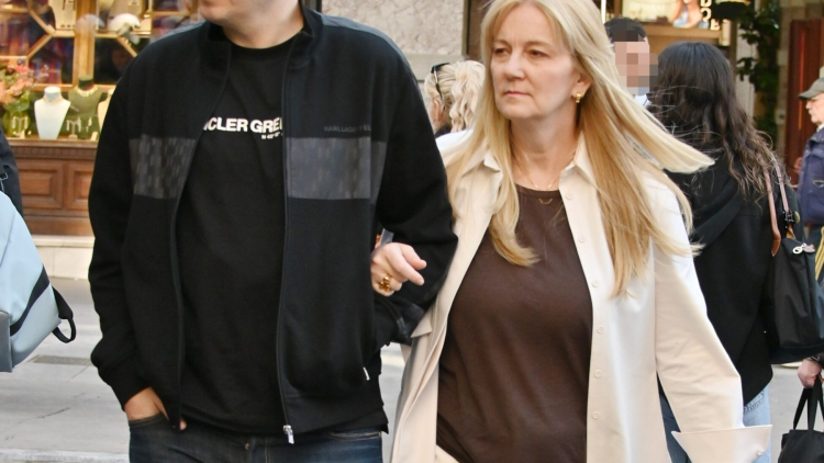 Βόλτα με off white σύνολο για τη διεθνούς φήμης γλύπτρια Έυα Καρύδη με τον σύντροφό της Αλέξανδρο Τσουβέλα
