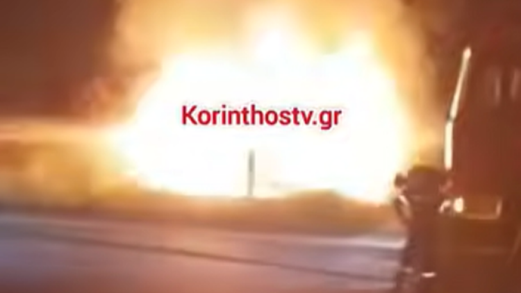Αυτοκίνητο έγινε παρανάλωμα του πυρός στην παλαιά εθνική Κορίνθου-Άργους, τελευταία στιγμή βγήκαν δύο νεαρές