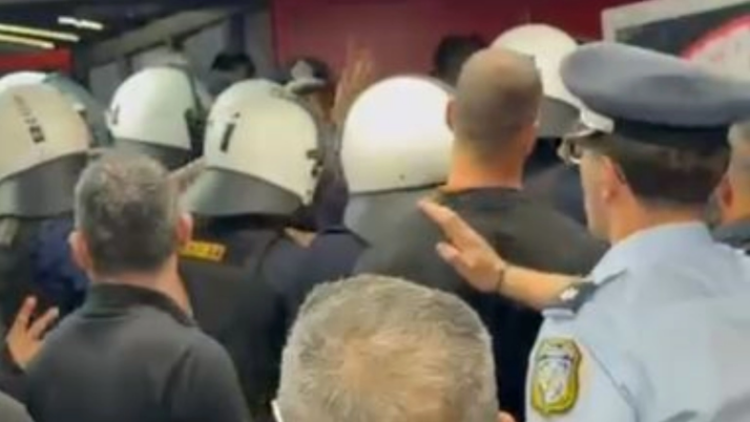 Ένταση στα αποδυτήρια του ΣΕΦ: Οι παίκτες του Παναθηναϊκού επιχείρησαν να βγουν στο παρκέ αλλά δυνάμεις των ΜΑΤ τους σταμάτησαν, βίντεο 