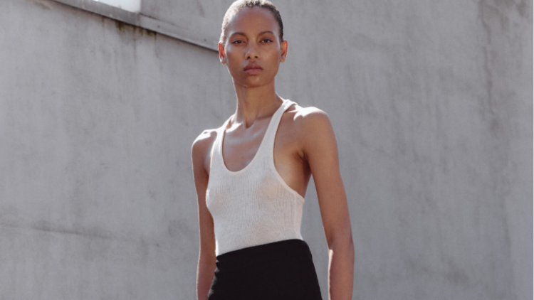 Tank top: Πώς να φορέσετε το πιο απλό και πρακτικό τοπ του καλοκαιριού
