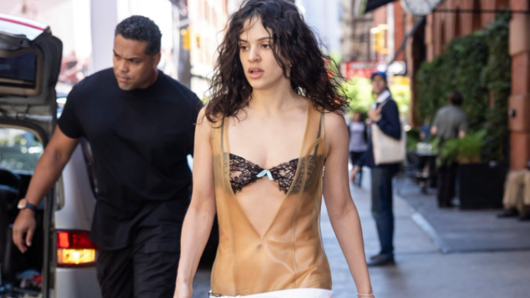 Το σέξι ballerina look της Rosalía στη Νέα Υόρκη
