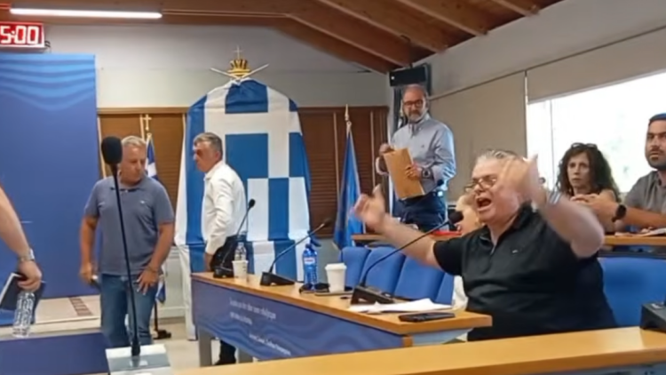 Καβγάς στο Δημοτικό Συμβούλιο Μεσολογγίου: «Καραγκιόζη» αποκάλεσε ο δήμαρχος τον πρώην δήμαρχο, δείτε βίντεο