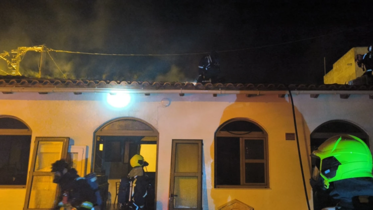 Φωτιά σε εκκλησία στο Ηράκλειο, προκλήθηκαν φθορές στη σκεπή και το εσωτερικό του ναού