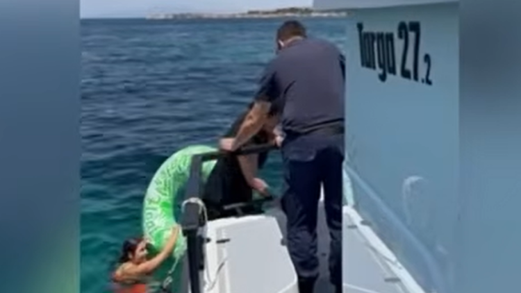 Βίντεο: Λιμενικοί έσωσαν 34χρονη που είχε παρασυρθεί με φουσκωτό στρώμα ανοιχτά από το Καβούρι, στο πλευρό της είχε κολυμπήσει ναυαγοσώστρια