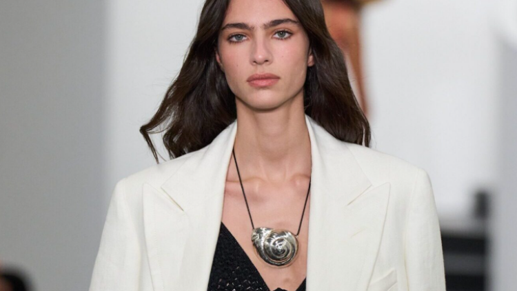 Shell jewelry: Η τάση που επιστρέφει κάθε καλοκαίρι
