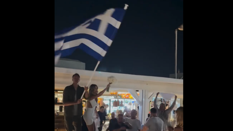 Με Ζορμπά, το πέταγμα της ανθοδέσμης σημαίας και την ελληνική σημαία έκλεισε το πάρτι μετά τον γάμο Οικονομάκου-Τσερέλα στην Πάρο, δείτε βίντεο