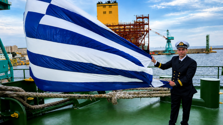 Κίνδυνος για την ελληνική σημαία λόγω έλλειψης νέων ναυτικών