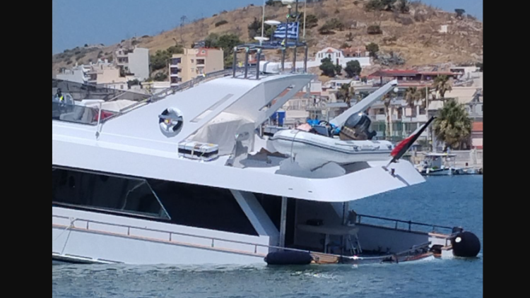 Σαλαμίνα: Βυθίζεται θαλαμηγός στη Μαρίνα Βουρκαρίου, δείτε βίντεο και φωτογραφίες