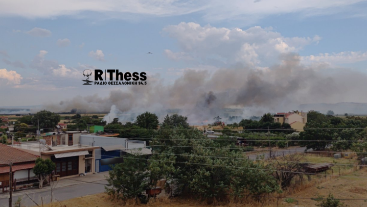 Φωτιά τώρα στα Κουφάλια Θεσσαλονίκης, κινητοποίηση της Πυροσβεστικής, δείτε βίντεο