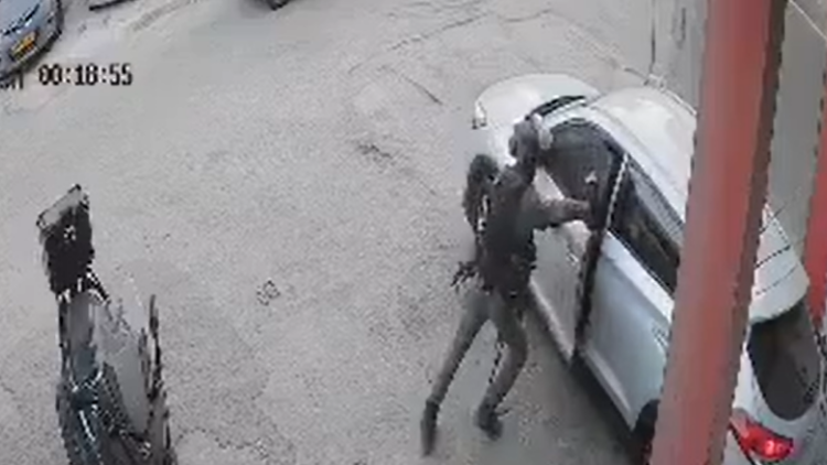 Αστυνομικός στο Ισραήλ πέταξε χειροβομβίδα κρότου-λάμψης μέσα σε αυτοκίνητο και έκλεισε την πόρτα για να μην βγουν οι επιβάτες, δείτε βίντεο