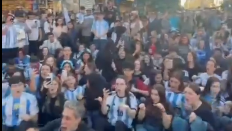 Οι Αργεντίνοι αντέγραψαν τον πανηγυρισμό των Νορβηγών κάνοντας κουπί στο δρόμο, δείτε βίντεο 