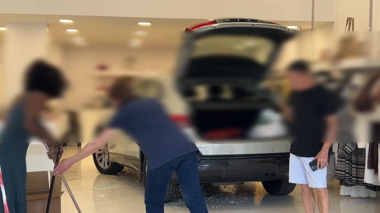 Μπέρδεψε τις ταχύτητες,  πάτησε γκάζι και μπήκε μέσα σε μαγαζί στα  Βριλήσσια, δείτε βίντεο