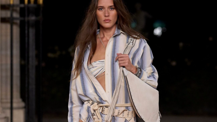 Beachwear: Τα ωραιότερα look παραλίας που είδαμε στις πασαρέλες της σεζόν
