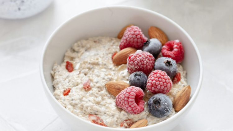 Custard Oats: Το νέο viral πρωινό που μοιάζει με επιδόρπιο αλλά είναι γεμάτο πρωτεΐνη
