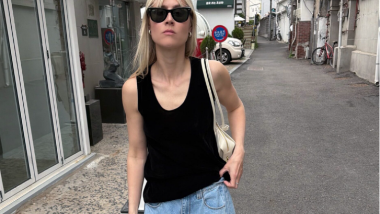 Summer denim: Δέκα ελαφριά σχέδια που θα φοράμε μέχρι και τον Σεπτέμβριο
