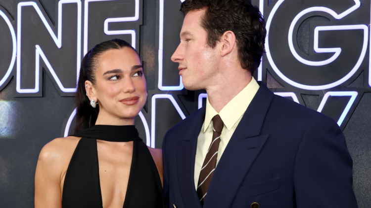 H Dua Lipa και ο Callum Turner έκαναν την πρώτη επίσημη δημόσια εμφάνιση μετά το γάμο τους