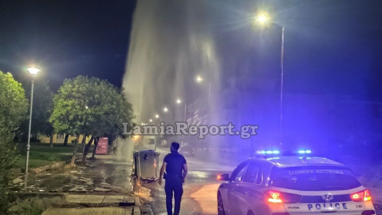 Βαν γκρέμισε πυροσβεστικό κρουνό στη Λαμία και δημιούργησε... συντριβάνι, δείτε βίντεο