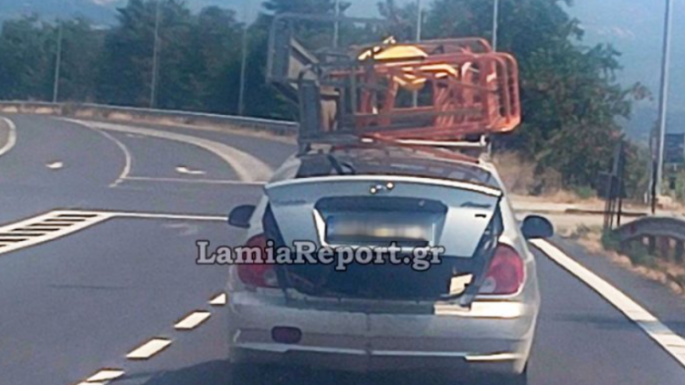 Αυτοκίνητο βγήκε φορτωμένο σχολικά θρανία στον παράδρομο της εθνικής οδού Αθηνών-Λαμίας, δείτε βίντεο