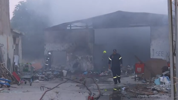 Φωτιά σε εγκαταλελειμμένο κτήριο στο Μοσχάτο
