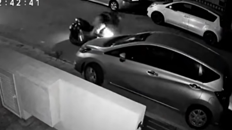 Μηχανή έπεσε σε σταθμευμένο ΙΧ στη Λάρισα και ο αναβάτης της εγκατέλειψε το σημείο, δείτε βίντεο
