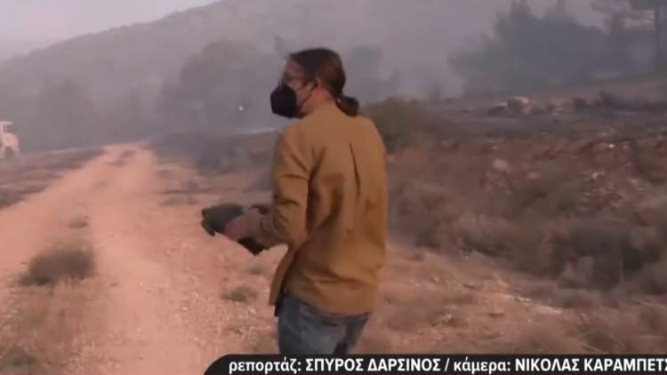 Δημοσιογράφος διέκοψε το live από τη φωτιά στον Κουβαρά για να σώσει χελώνα από τις φλόγες, δείτε βίντεο
