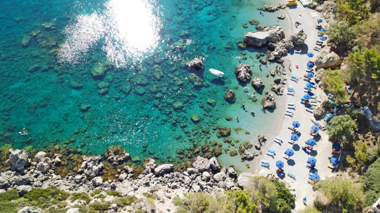 Επιχείρηση στη Ρόδο «κατέλαβε» την παραλία Άντονι Κουίν με ομπρελοκαθίσματα χωρίς να πληρώνει μίσθωμα
